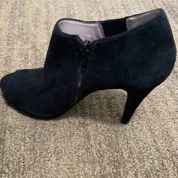 9 West black suede peep toe 4” heels. Sz 5.5 - Picture 6 of 6